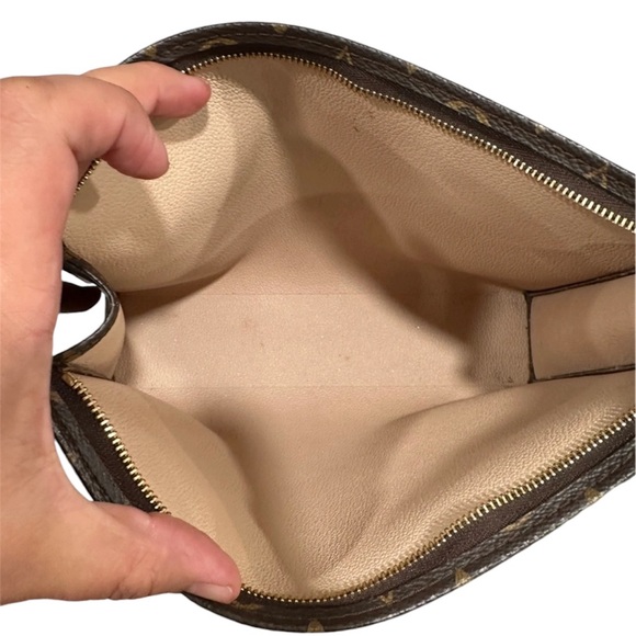 Toiletry 26 Pouch - Louis Vuitton - Picture 6 of 7